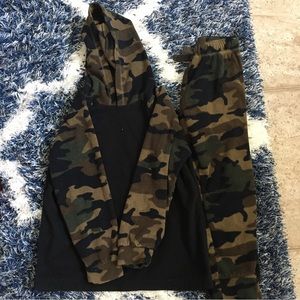 Crazy 8 Boys Small 5/6 Camo Fleece Sweatsuit